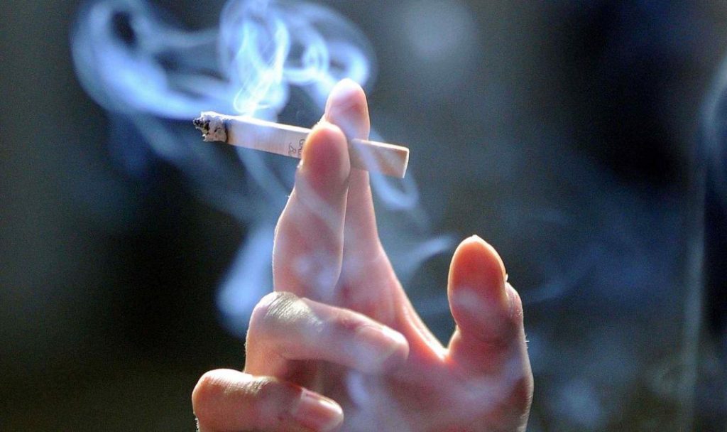 LOS FUMADORES SE QUIEREN CORTAR LAS VENAS