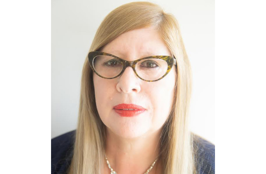 LA ESCRITORA ALICIA MARÍA SALAZAR EN SADE NACIONAL EN LA PRESENTACION DE LA ANTOLOGIA “CIEN POETAS POR LA PAZ” .