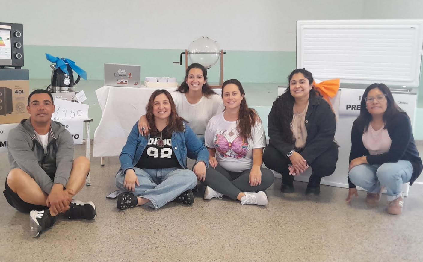 Alejandro Linzitto (secretario de Cooperadora), Mariana Fernández (Tesorera), Paulina Dixon (Directora), Micaela Gil (docente), Eliana Méndez (presidente de cooperadora) y Marianela Daguerre (docente).