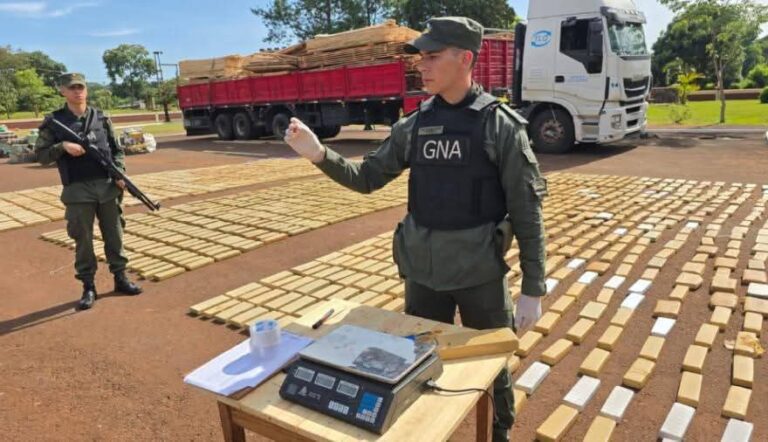 TRAIA MAS DE 7.400 KGS.